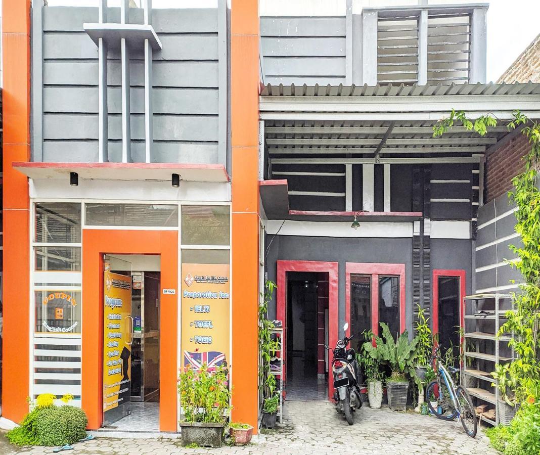 Oyo 3012 Coupis Guesthouse Syariah Pare Exterior photo